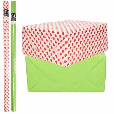 4x rollen kraft inpakpapier liefde/rode hartjes pakket groen 200 x 70 cm kado