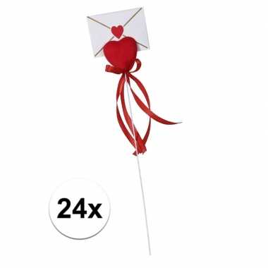 Valentijn 24x hartje op stok met enveloppe kaartje voor valentijn kad