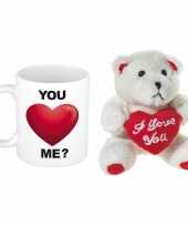 Valentijn kado you love me beker mok 300 ml met beige knuffelbeertje met love hartje