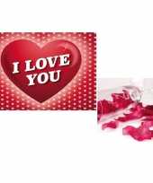 Valentijn valentijnsdag kado donkerrode rozenblaadjes en valentijnskaart