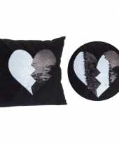 Valentijn zwart kussen met zwart witte omkeerbare pailletten 40 x 40 cm kado